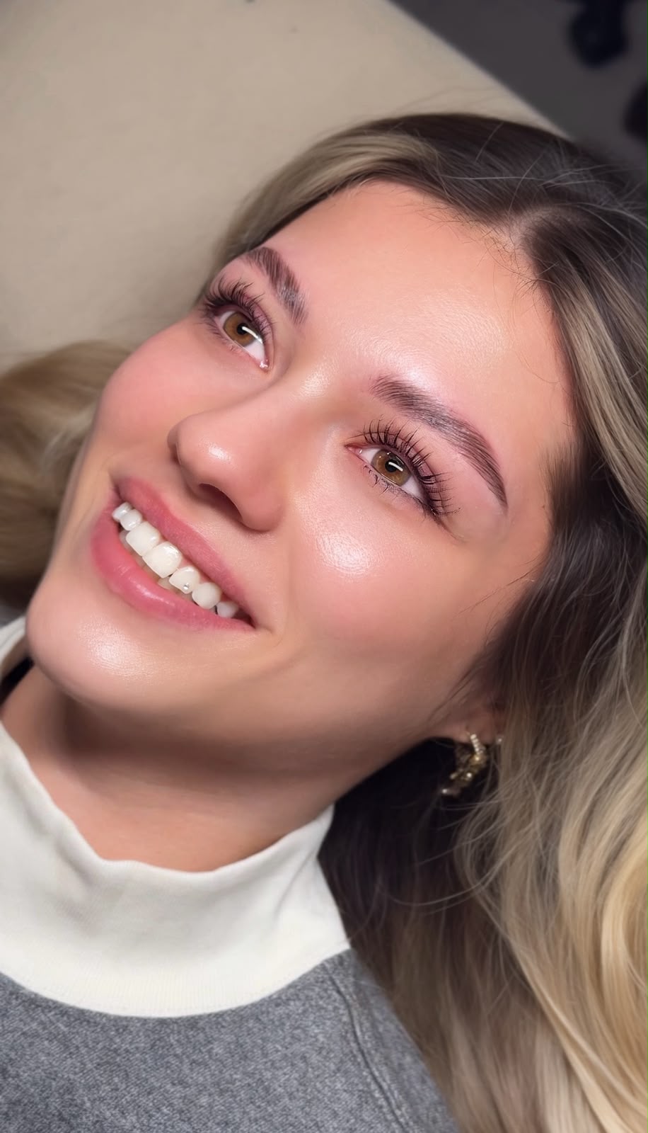 Definierte, in Form gebrachte Augenbrauen nach dem Browlifting bei ELLE VISAGE