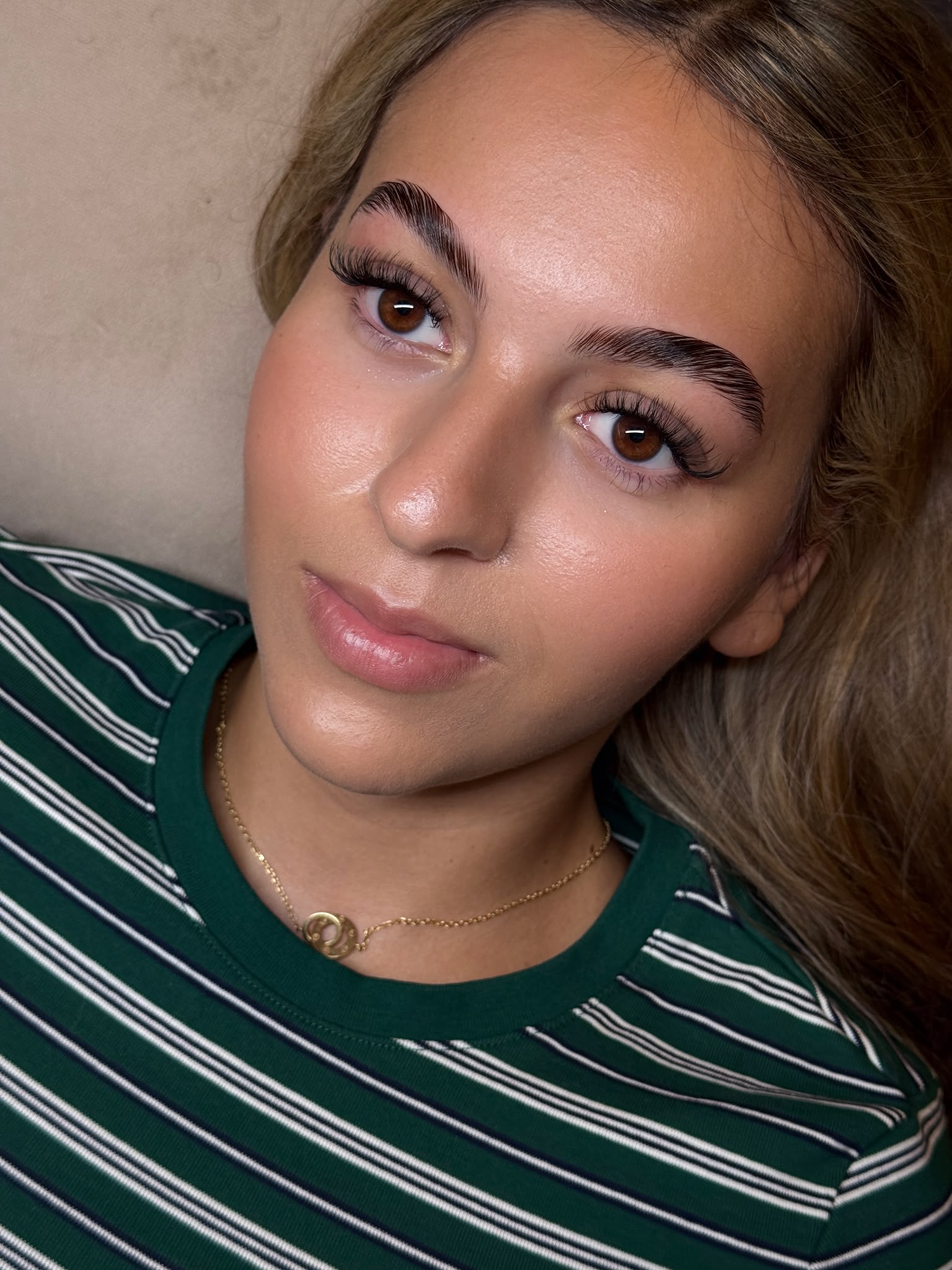 Natürlicher Augenaufschlag nach dem Lashlifting