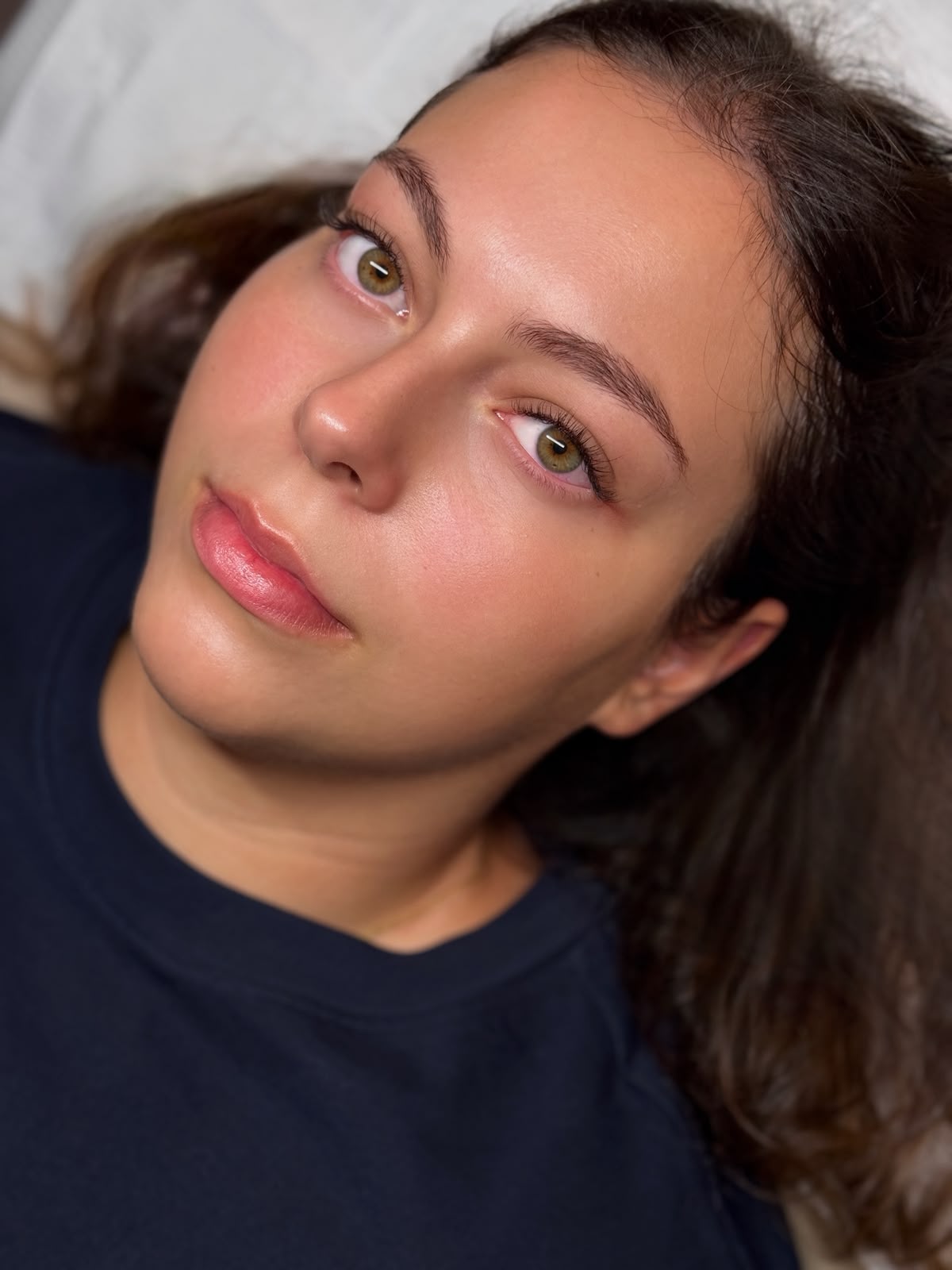 Abgestimmter Lash- und Brow-Look
