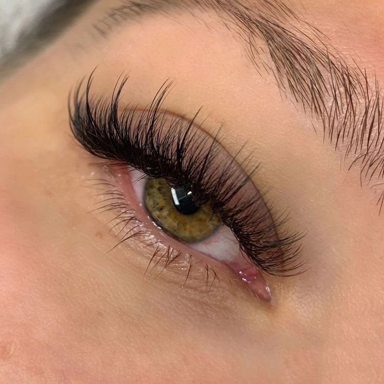 Präzise gestylte Wimpernverlängerung bei ELLE VISAGE