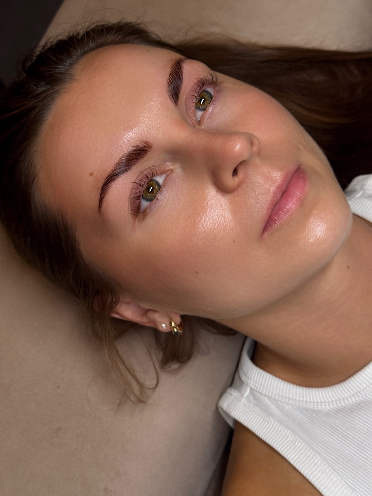 Geöffneter Blick mit natürlichem Schwung nach dem Lashlifting