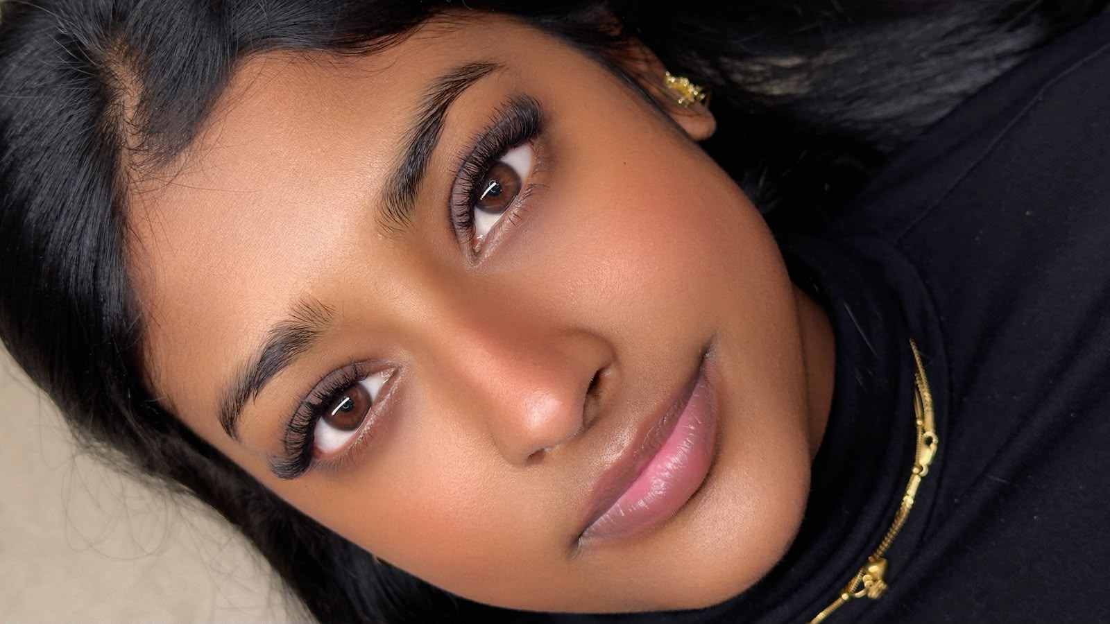 Individuell gestalteter Volumen-Wimpernlook
